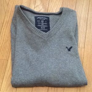 Grey American Eagle sweater ! 🔥